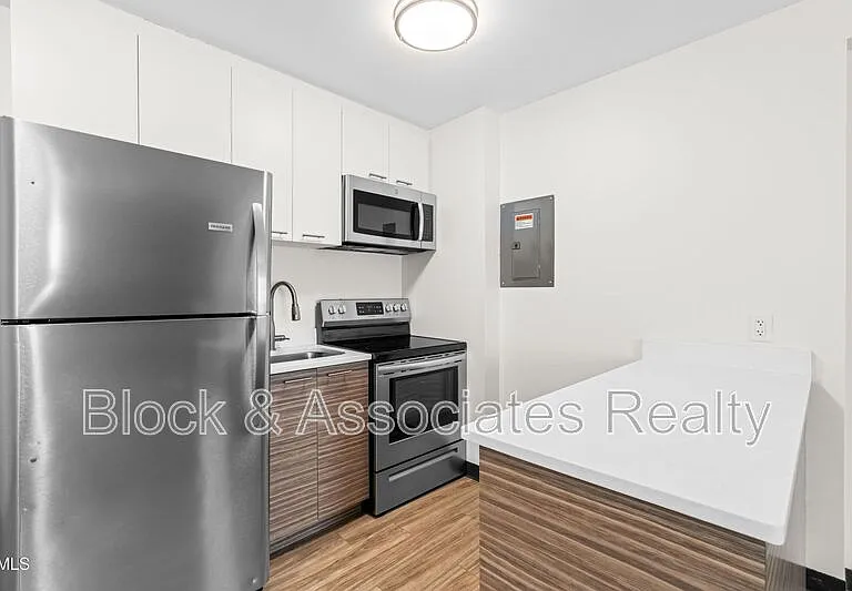 5104 Hollyridge Dr #103 — Photo 2