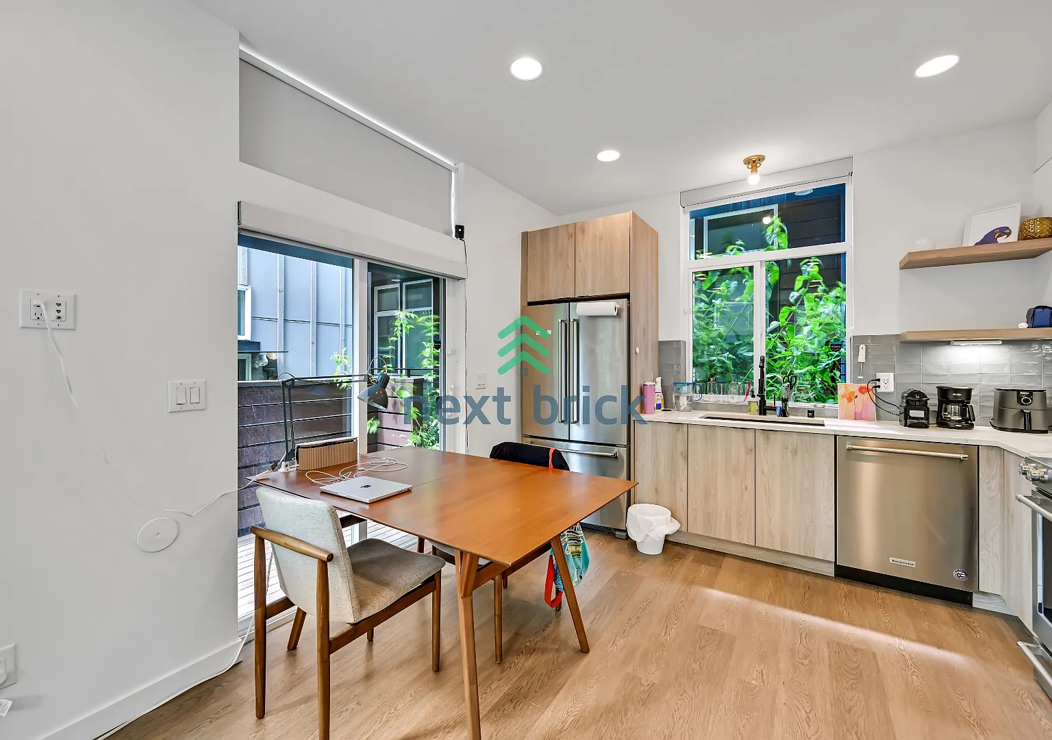 "Spacious 2 Bedroom, 2 bathroom in Prime Seattle Location!" — Photo 4