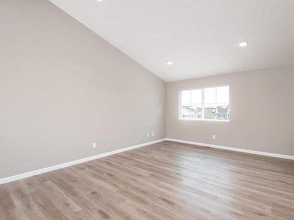 5th image of 613 Hawthorne Ln