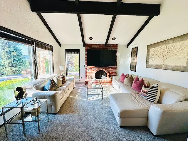6 bed, 3.5 bath, 3800 sqft, $3,900 — Photo 4