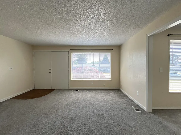 687 SE Barnes Ave — Photo 20