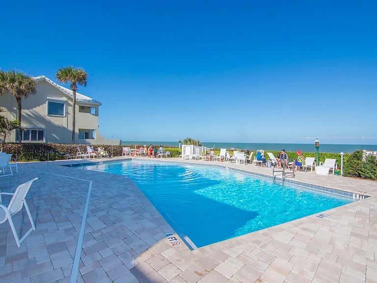560 N Monterey Dr — Photo 32
