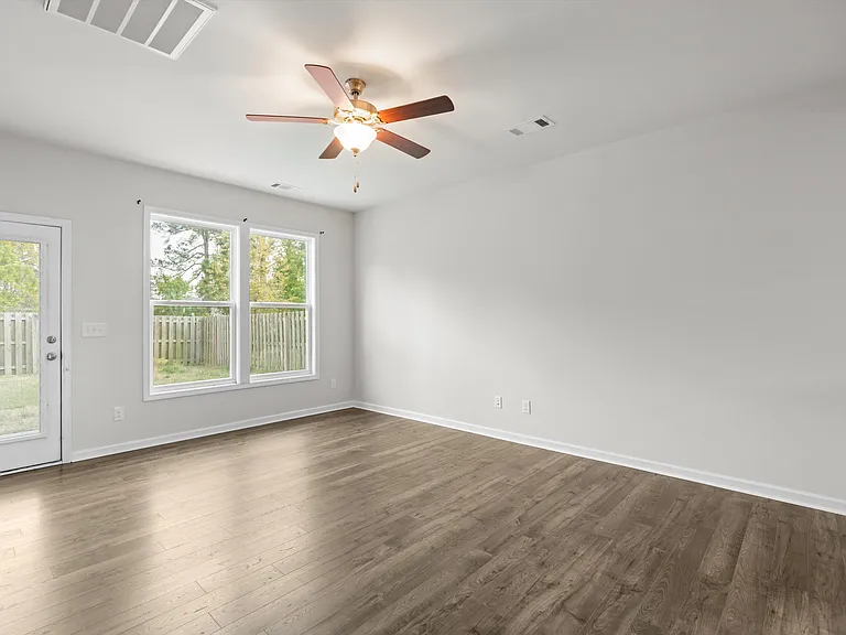 596 Count Fleet Ct — Photo 16