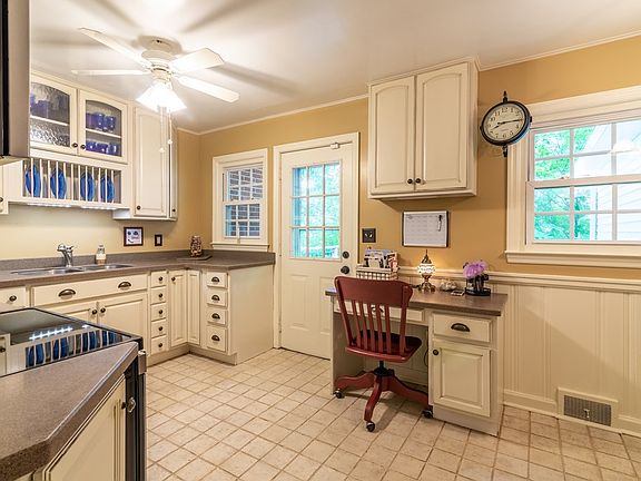 5th image of 853 Mountain View Dr