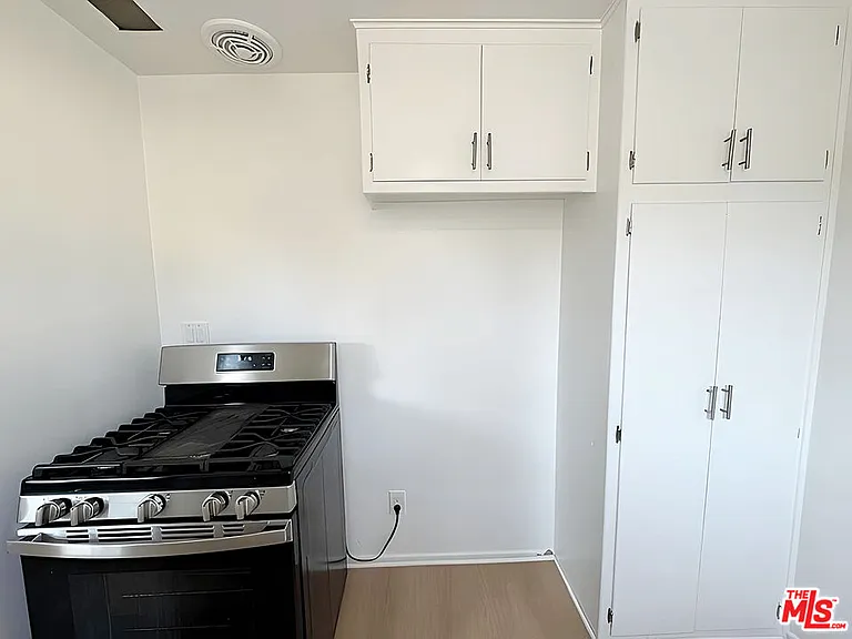 470 S Mariposa Ave #7 — Photo 6