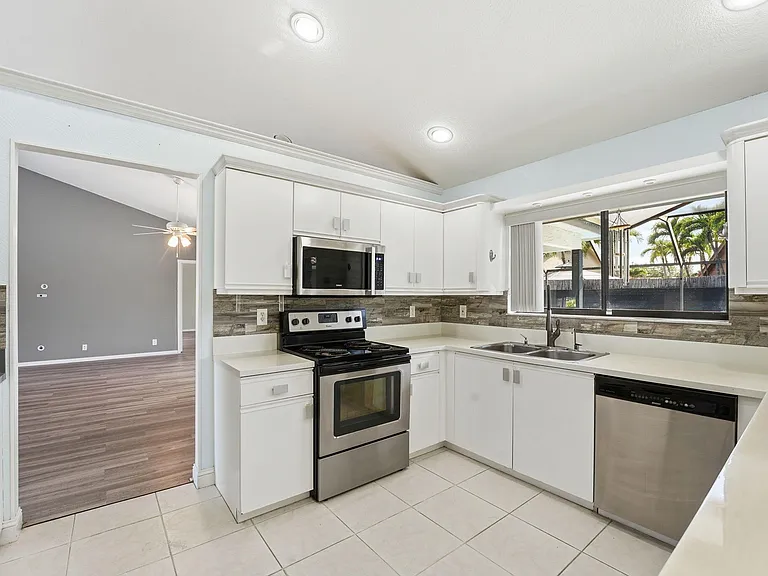 9284 Laurel Green Dr — Photo 15