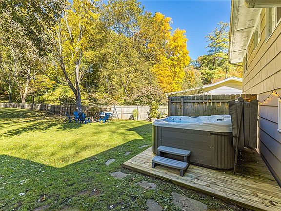 3rd image of 42 Shirewood Dr