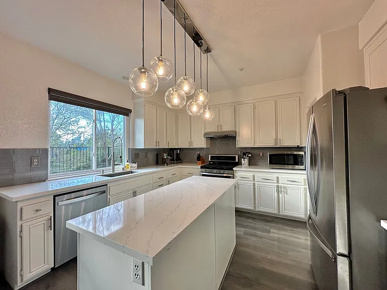861 Pohl Pl — Photo 2