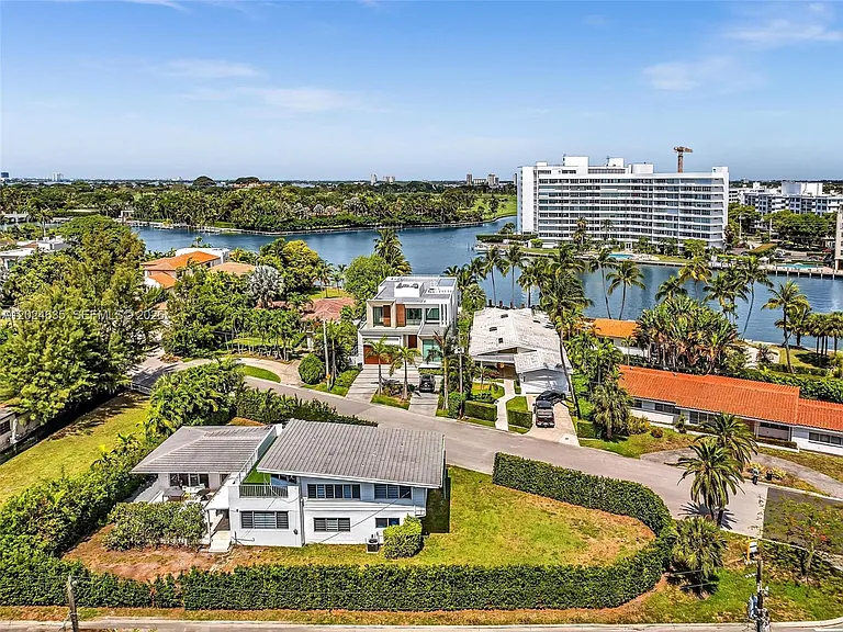 9257 Bay Dr — Photo 1