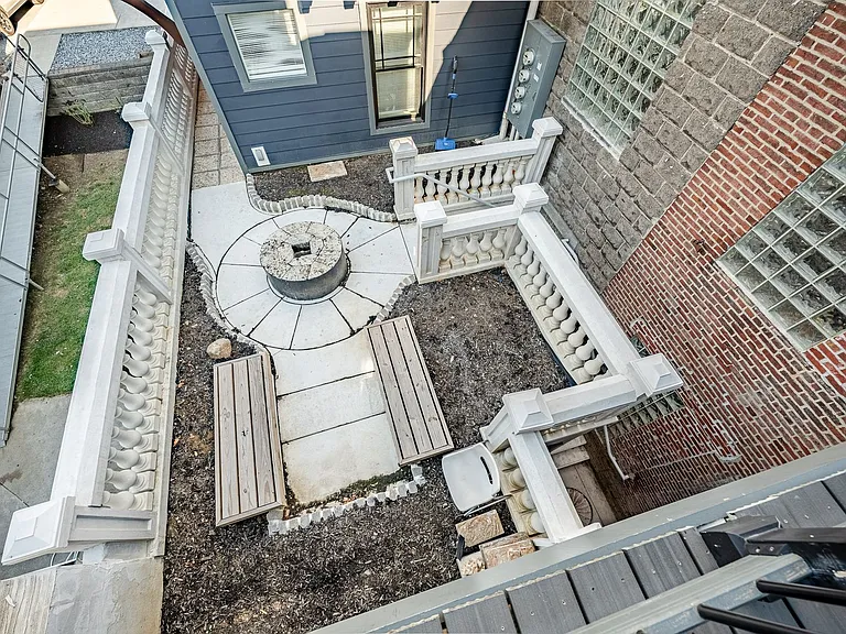 235 E Market St #2-6 — Photo 15