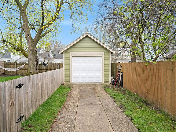 5th image of 822 Hazen St SE
