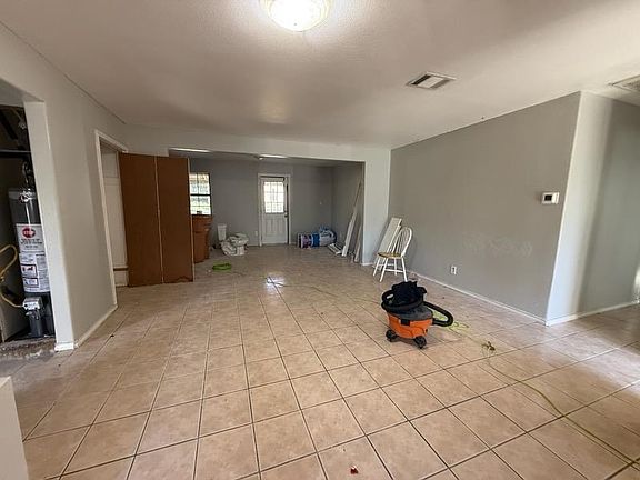 3rd image of 5609 Gloucester Ln