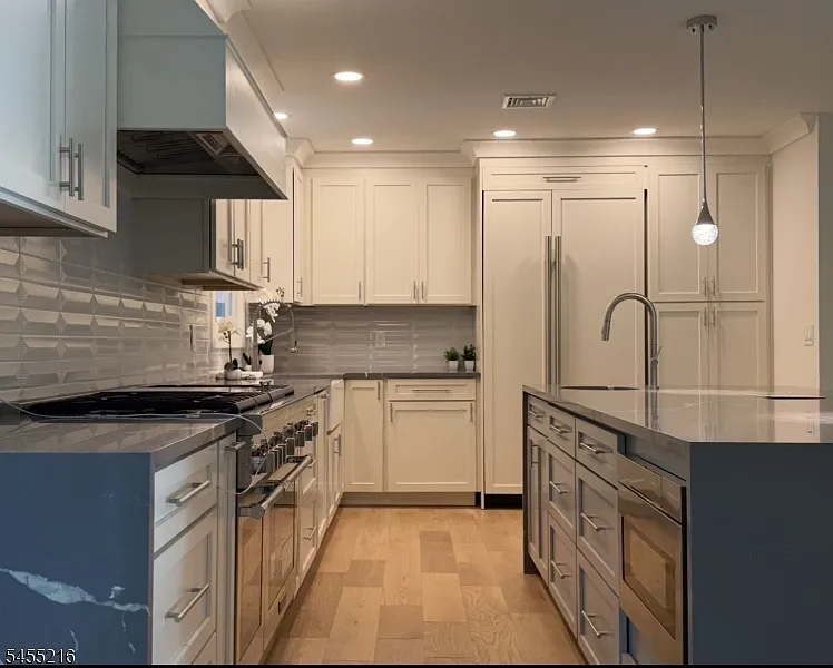 5 bed, 3.5 bath, 3750 sqft, $19,500 — Photo 1