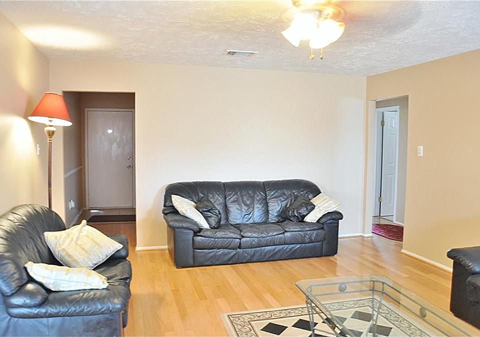 2nd image of 8410 Pebbledowne Dr