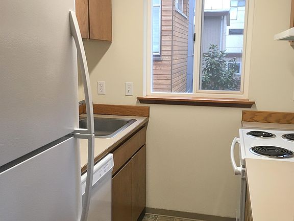 4th image of 2226 NW 62nd St #10495573
