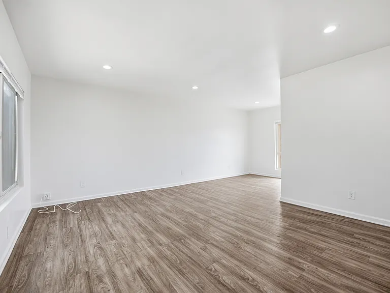 635 Emory St #14 — Photo 5