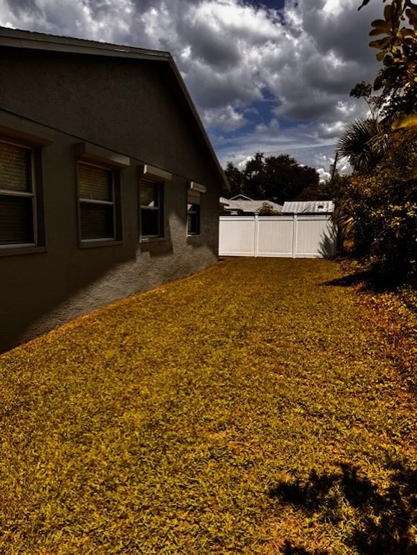 Available Now! Absolutely gorgeous 3 bedroom + bonus room single family home! — Photo 4