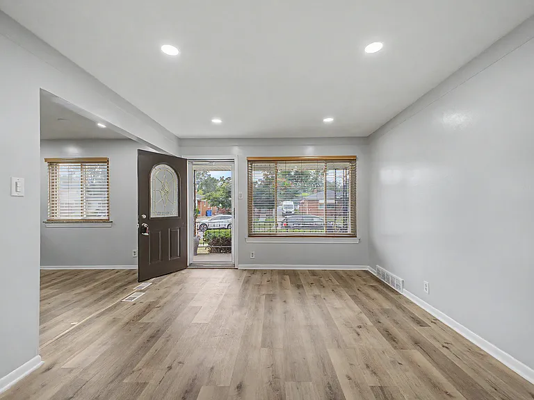24315 Currier St — Photo 4