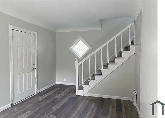 2037 Blades Ave — Photo 2