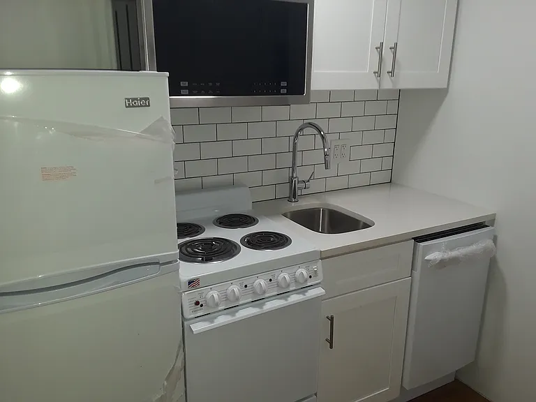 412 E 9th St #9 — Photo 2