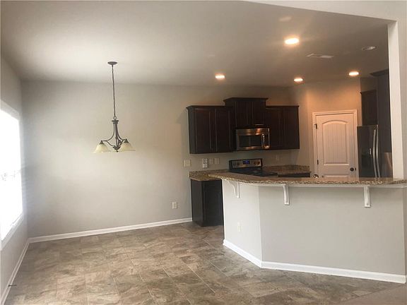 5th image of 17 Sweet Birch Dr