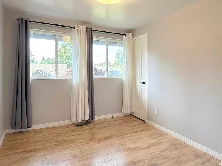18913 SE 44th Pl — Photo 14