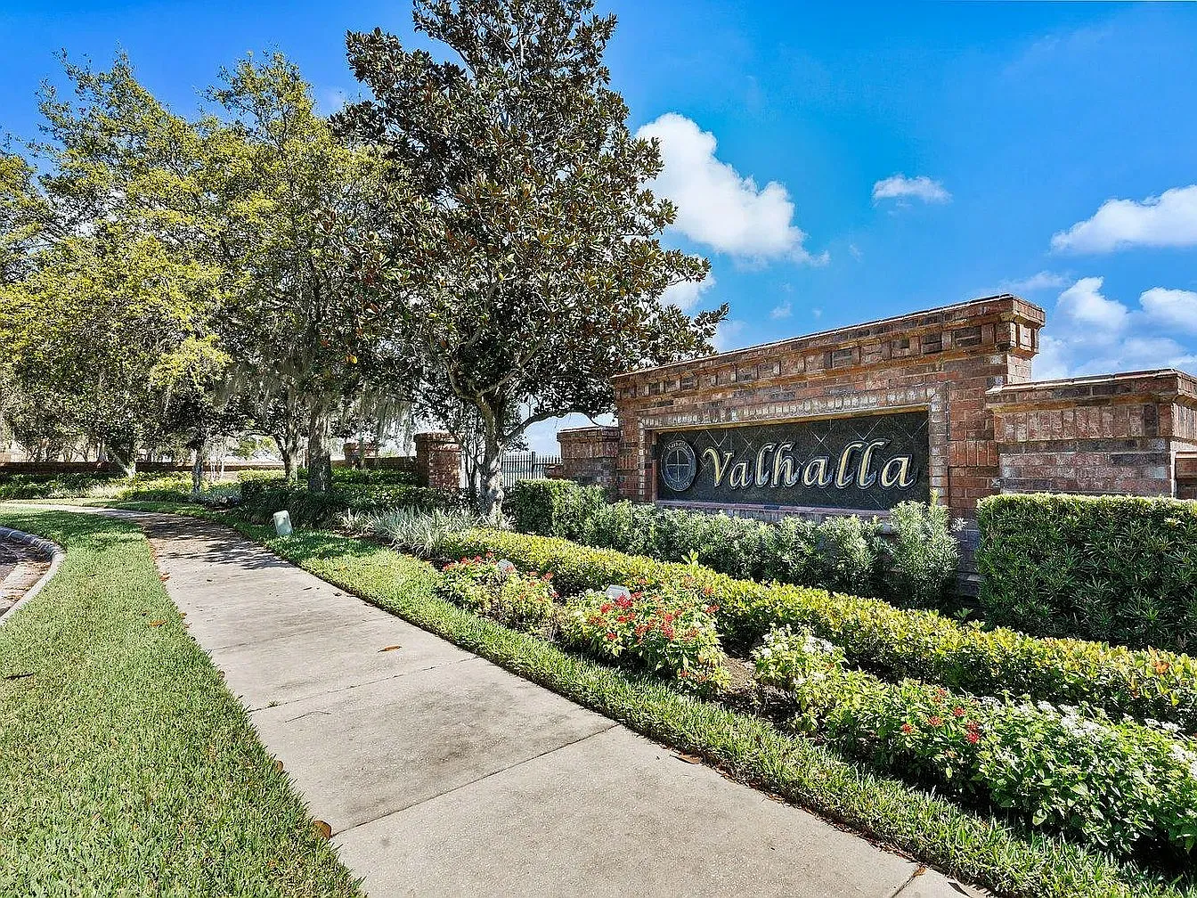 5032 Pond Ridge Drive — Photo 1