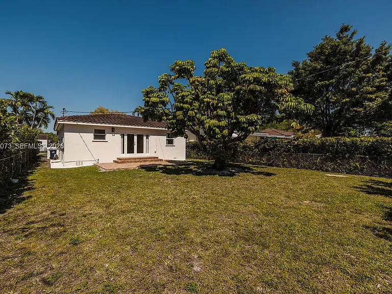 180 Carlisle Dr — Photo 4