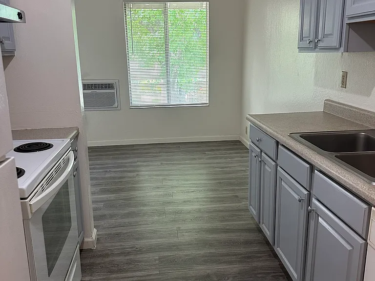 2564 Walnut Blvd #122 — Photo 3