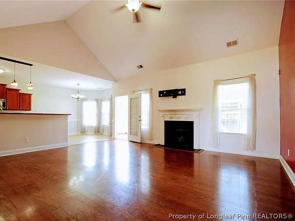 4th image of 323 Blackhawk Ln