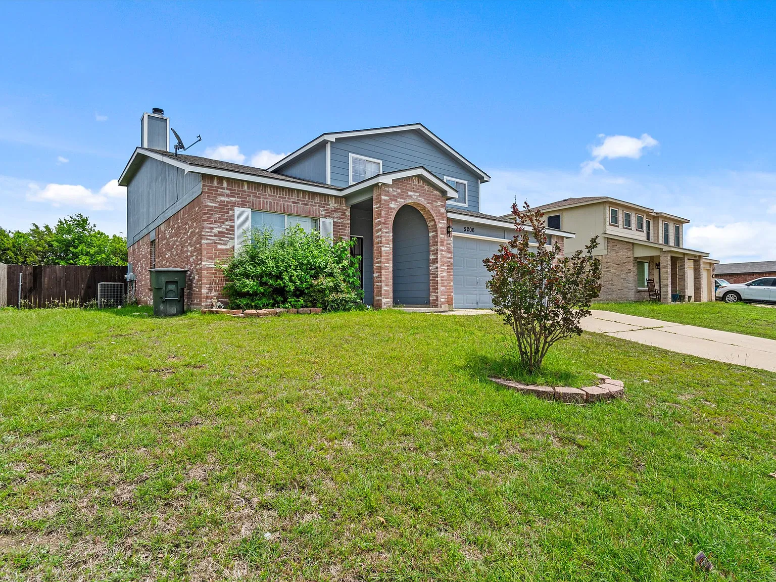 5 bed, 2.5 bath, 2144 sqft, $2,000 — Photo 3