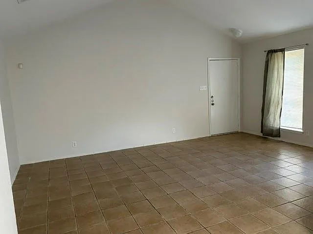 3 bed, 2.0 bath, 2076 sqft, $1,525 — Photo 3
