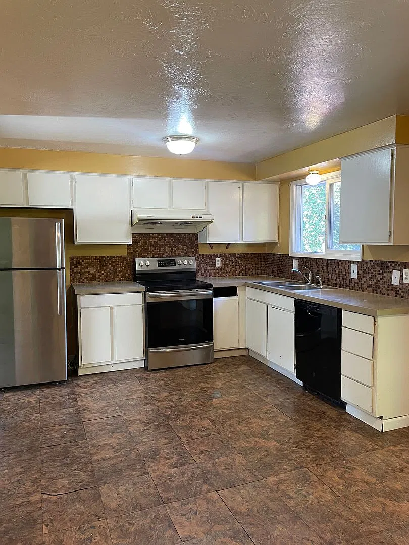 4 Bedroom, 2 bath home on Military Hill — Photo 2