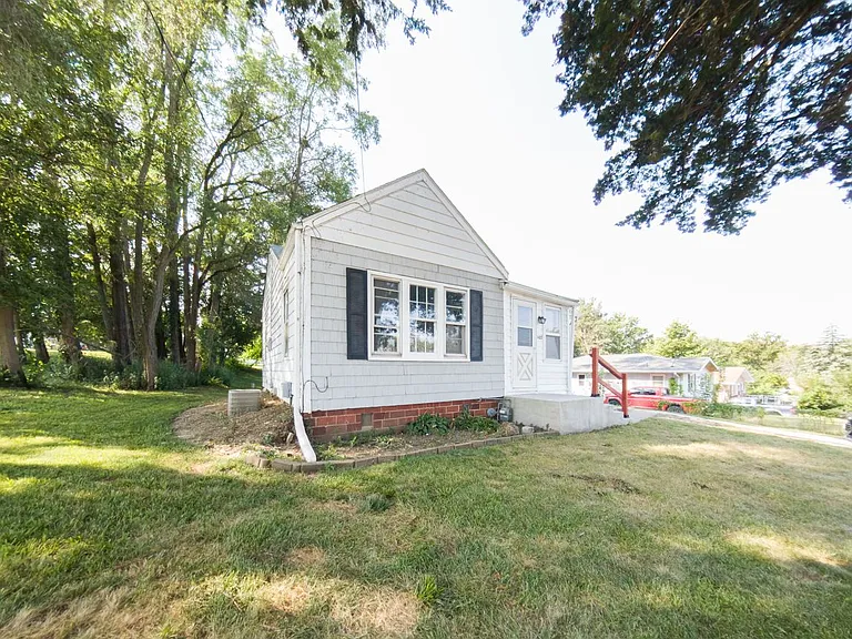 302 Porter Ave — Photo 16