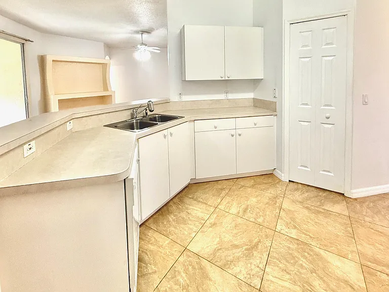 332 SW Glenwood Dr — Photo 3