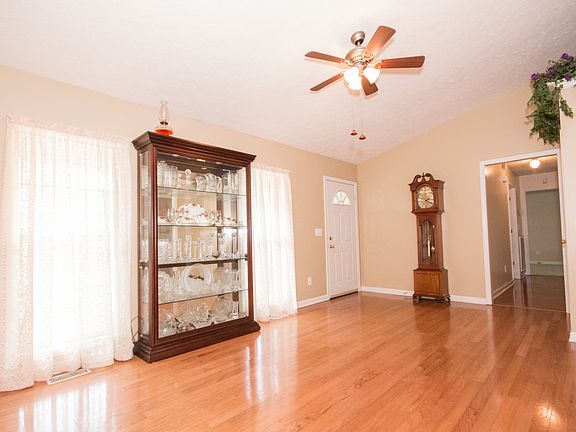 4th image of 405 Autumn Wood Dr