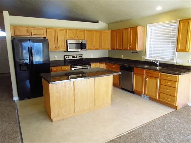 6 bed, 3.0 bath, 2768 sqft, $2,645 — Photo 2