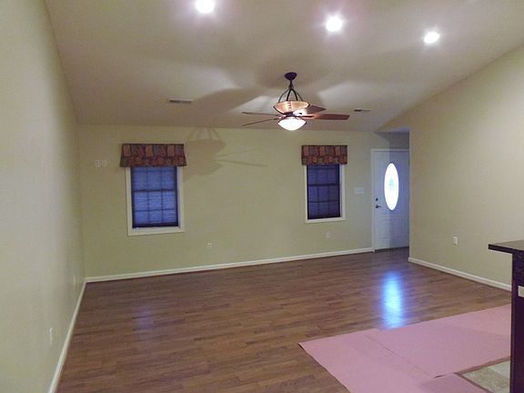 Great Room w/vaulted ceiling