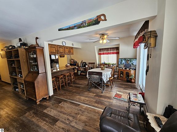 4th image of 5800 Town Hall Rd