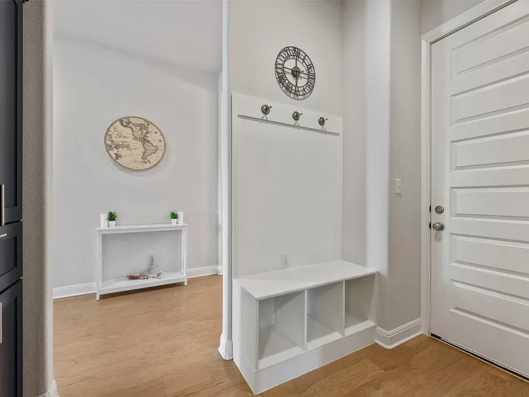 686 Treadwell Ln — Photo 33
