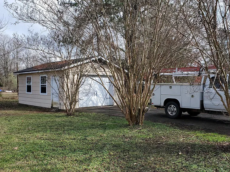 1 car garage/storge