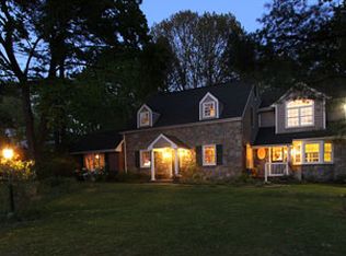 18 Milburn Ln, Roslyn Heights, NY 11577