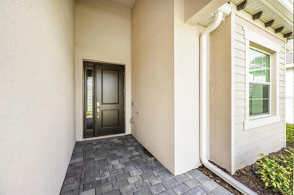 3 bed, 2.0 bath, 2246 sqft, $8,000 — Photo 2