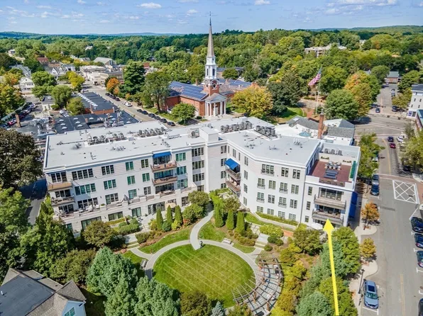 580 Washington St Unit 206, Wellesley, MA 02482