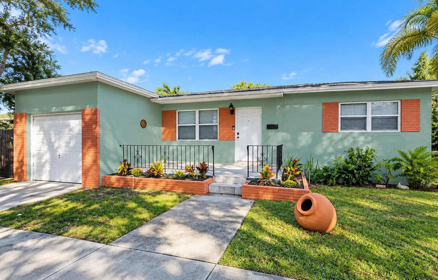 2 bed, 2.0 bath, 1218 sqft, $2,800 — Photo 1