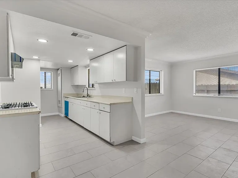 8922 I Ave #3 — Photo 1