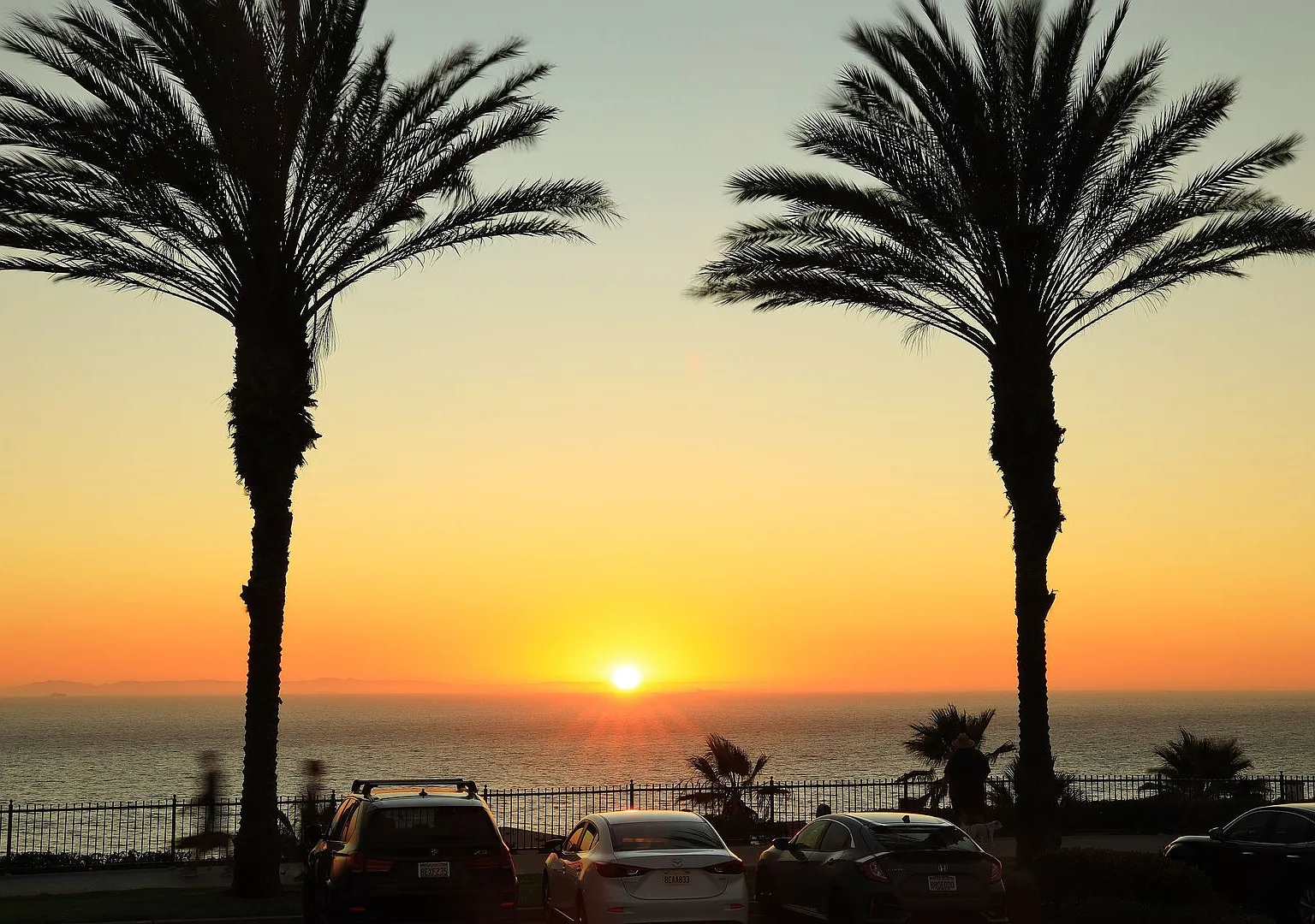 Beautifully Upgraded Furnished Condo Steps From The Beach! — Photo 4