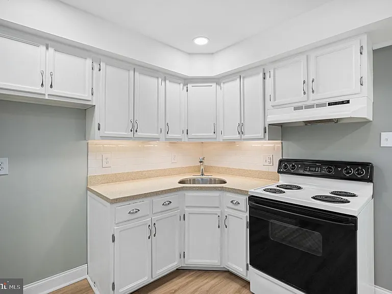 223-225 Kings Hwy E #3 — Photo 3