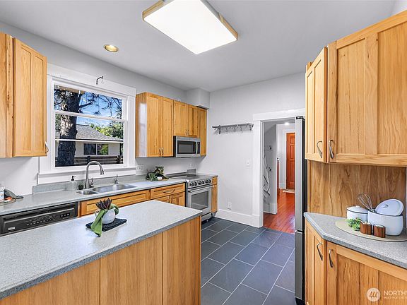 3rd image of 2429 Spruce St