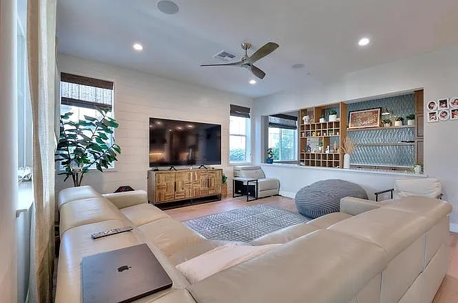 2995 Middlebury Dr — Photo 38
